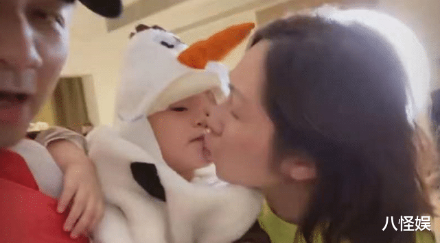 佟丽娅|古巨基一家三口幸福合拍，2岁Kuson主动亲吻爸妈，一脸得意萌翻