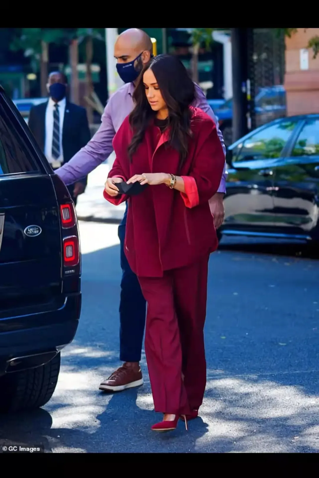 晓说时尚儿 梅根“学聪明”了？衬衫配牛仔裤推销新作品，却被配饰暴露本性