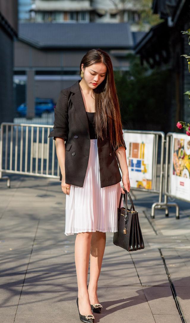 求职|西装+半身裙，早春时节这样穿，做个优雅大气的职场女人