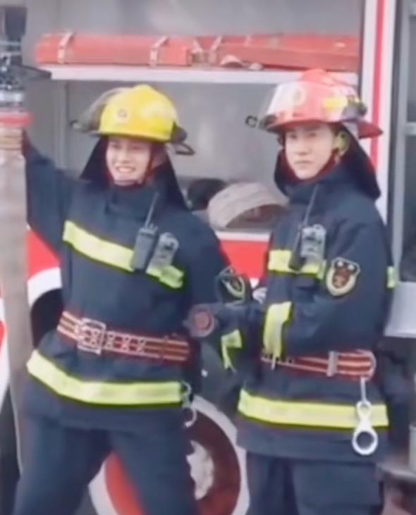 蓝焰突击|蓝焰突击惨被剪辑，任嘉伦自爆三个信息，角色豪爽拉兄弟摆poss