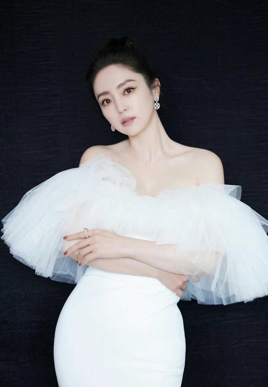 全球时尚号 董璇离婚后开启少女模式，穿一字肩连衣裙秀美肩，“婴儿肌”太飒