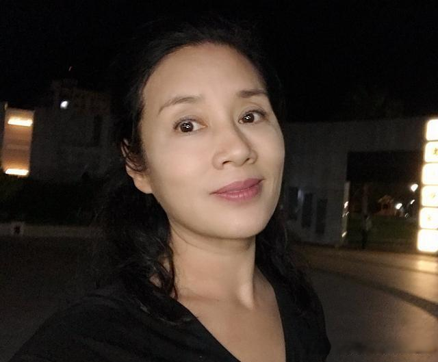 李凤绪|57岁的李凤绪，长发披肩休闲装扮，与老公结婚多年无绯闻，是真爱