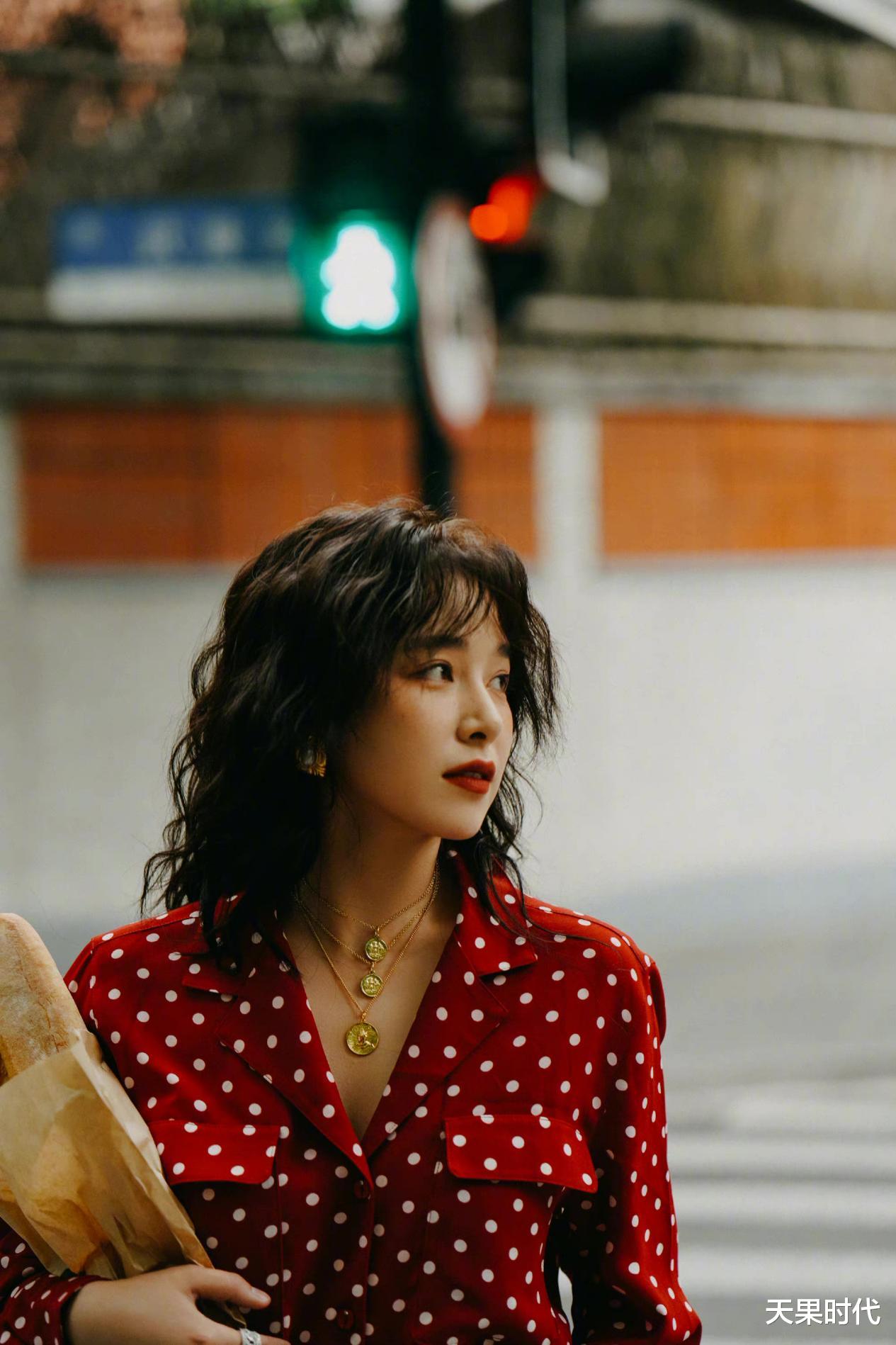 天果时代 阚清子港风造型真酷，波点衬衫配卷发时髦复古，妈妈辈的审美绝了