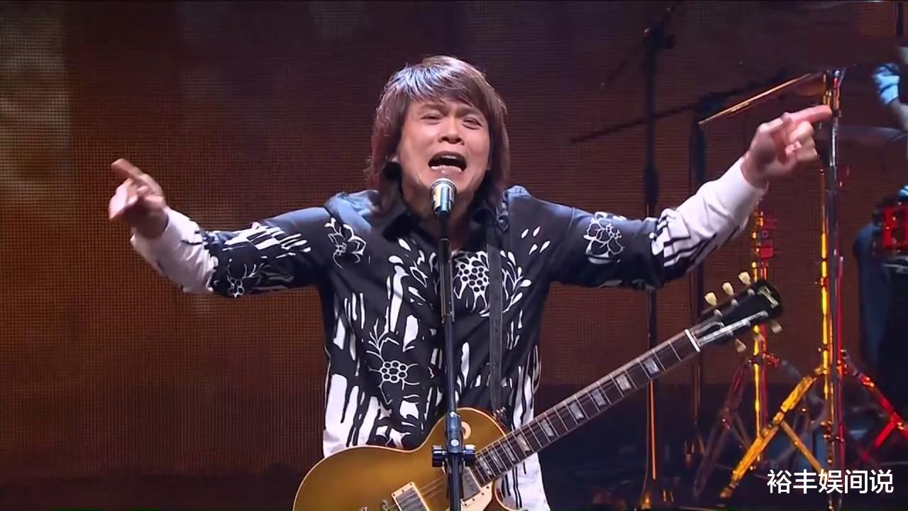 聚餐|53岁伍佰携妻子外出聚餐，并肩而坐十分甜蜜，结婚18年仍恩爱如初