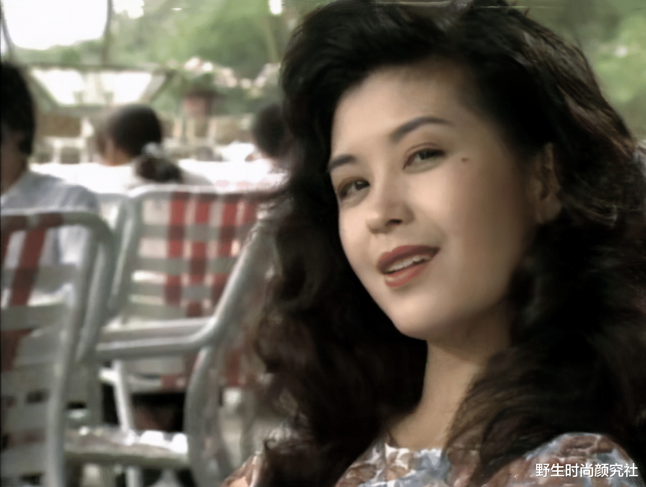 野生时尚颜究社 看过《银狐》的人都知道,她美到连耸个肩都很有风情