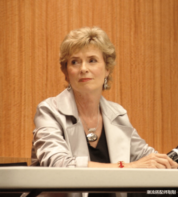 潮流搭配师甜甜 李小龙妻子改嫁给徒弟,76岁的年纪仍然大气,与孙女颜值挺像的