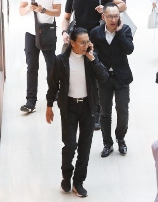 谢贤|85岁谢贤偶像包袱重，穿紧身衣秀肌肉，与女星合影还偷偷藏起拐杖