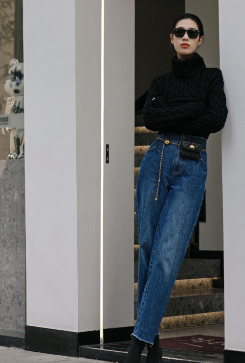 何有强 入冬之后可以穿，黑色高领毛衣搭配牛仔裤，穿出大长腿和小蛮腰