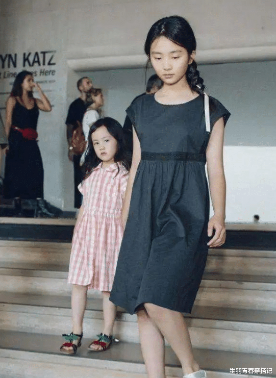 黄忆慈|孙莉晒大女儿合影，15岁多多穿紧身小白裙自信大方，母女俩似姐妹