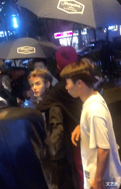 殷世航|殷世航逛街被男友人牵手搂怀里，小鸟依人回眸一笑很可爱，被调侃像小崽子