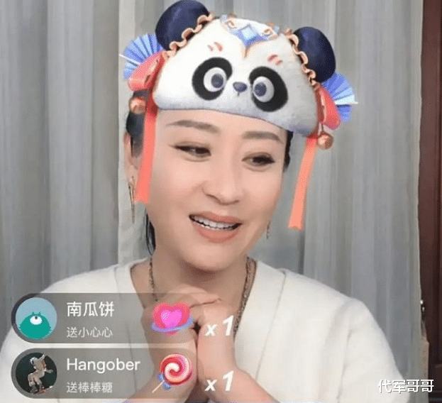 苗圃|44岁苗圃近照曝光，嫁给大21岁富豪儿女双全，如今现身直播被吐槽