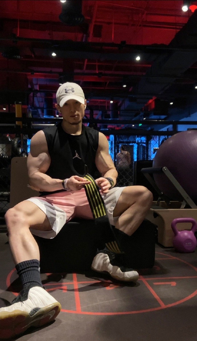 健身圈一哥|麒麟臂健壮如腿，胸肌咄咄逼人，啤酒火锅没在身上留一点痕迹！