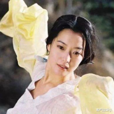 金喜善|43岁金喜善遇到44岁赵薇，网友：玻尿酸和天然脸差别也太大了！