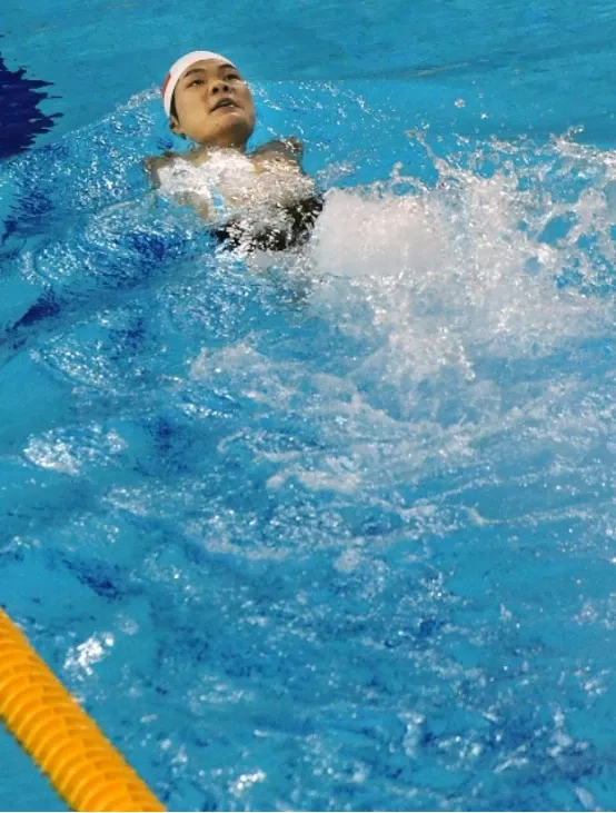 InsDaily|残奥会上被遗忘的“中国飞鱼”:没有双臂的他,游了世界第一!