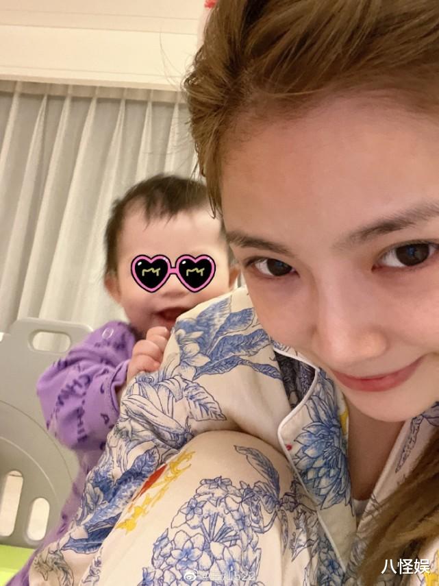 王灿|王灿过节独自带娃，小蛋饺躲妈妈身后藏猫猫，可爱大笑好像杜淳