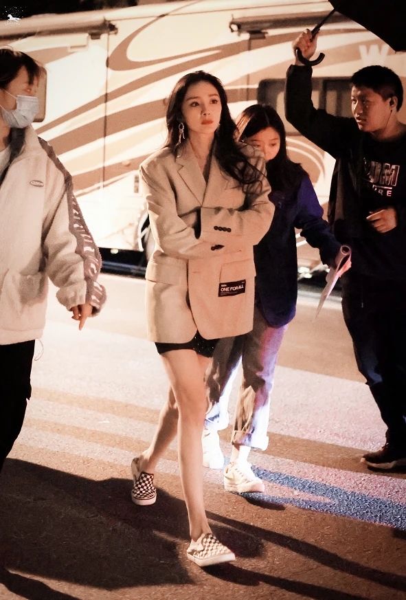 再会旧时光 杨幂的“娱圈腿精”非名副其实，为立住自己美腿人设，定期去瘦腿