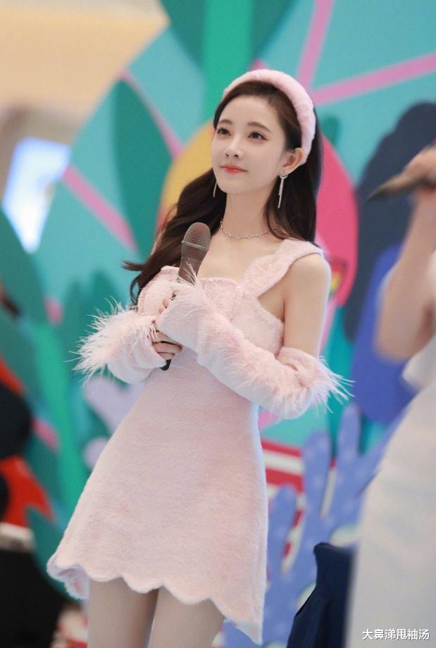 圣诞节|冯提莫圣诞节变装火了，视频播放量破百万，网友：小姐姐有点辣