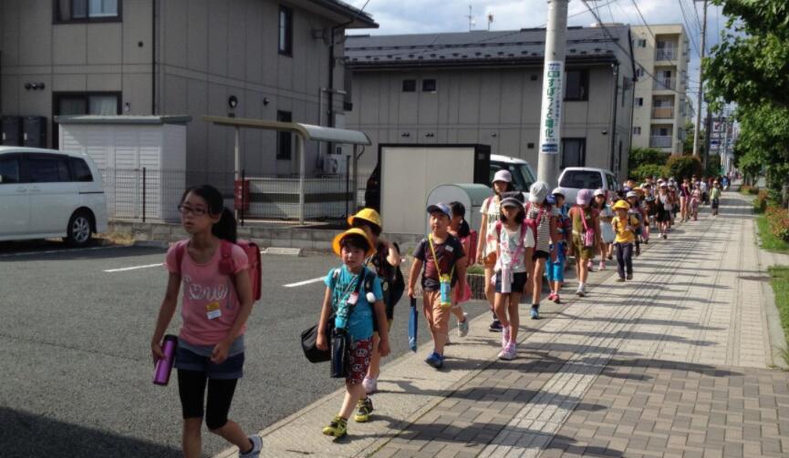 勇往直前的潇潇|孩子上下学的问题不解决,未来拿什么和别人竞争?巨婴教育不可取