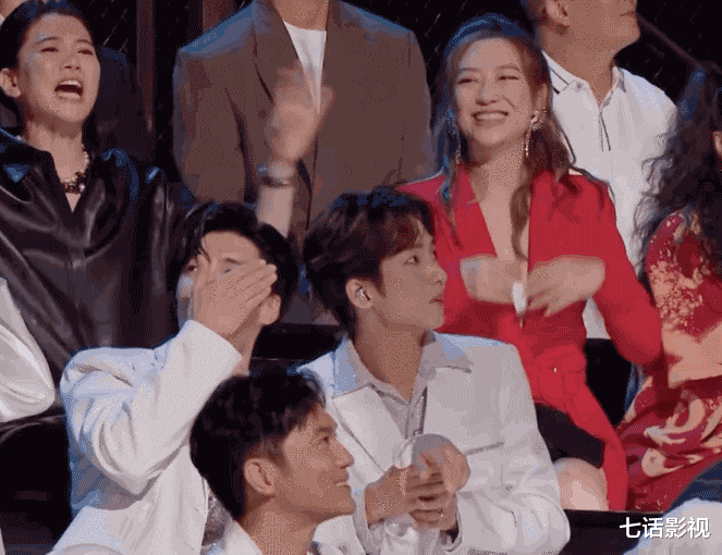 戚薇|谁能想到《披哥》最后一个出圈的舞台，会是戚薇李承铉现场互撩呢？