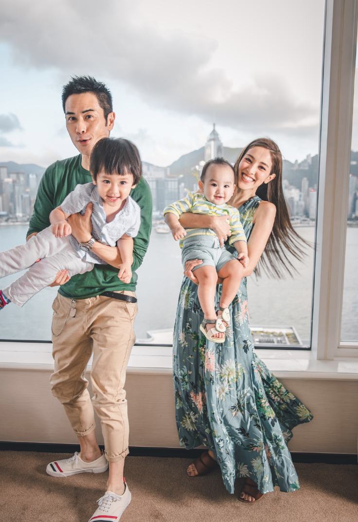 郑嘉颖|郑嘉颖90后娇妻携子拍广告，母子三人温馨互动，兄弟俩镜头感十足