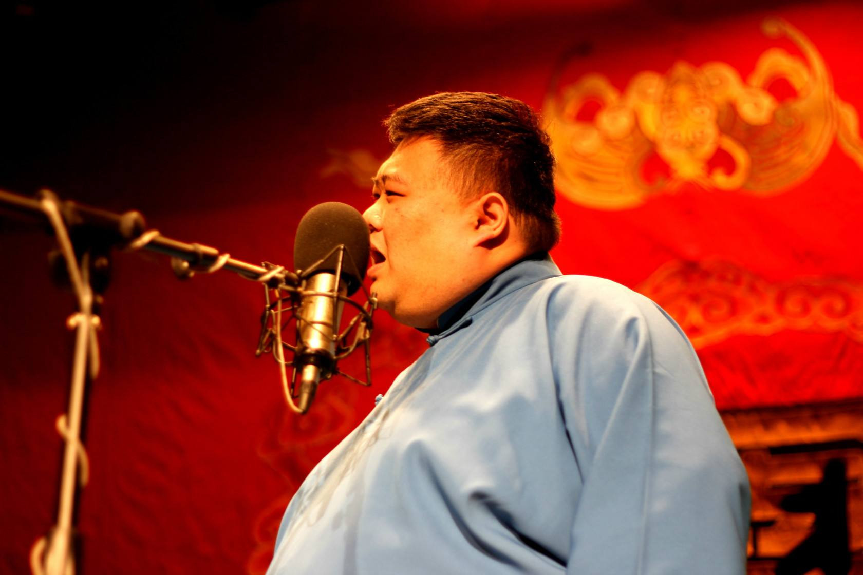 孙越|相声演员孙越的妻子，被网友调侃是带了假发的岳云鹏，福气满满的