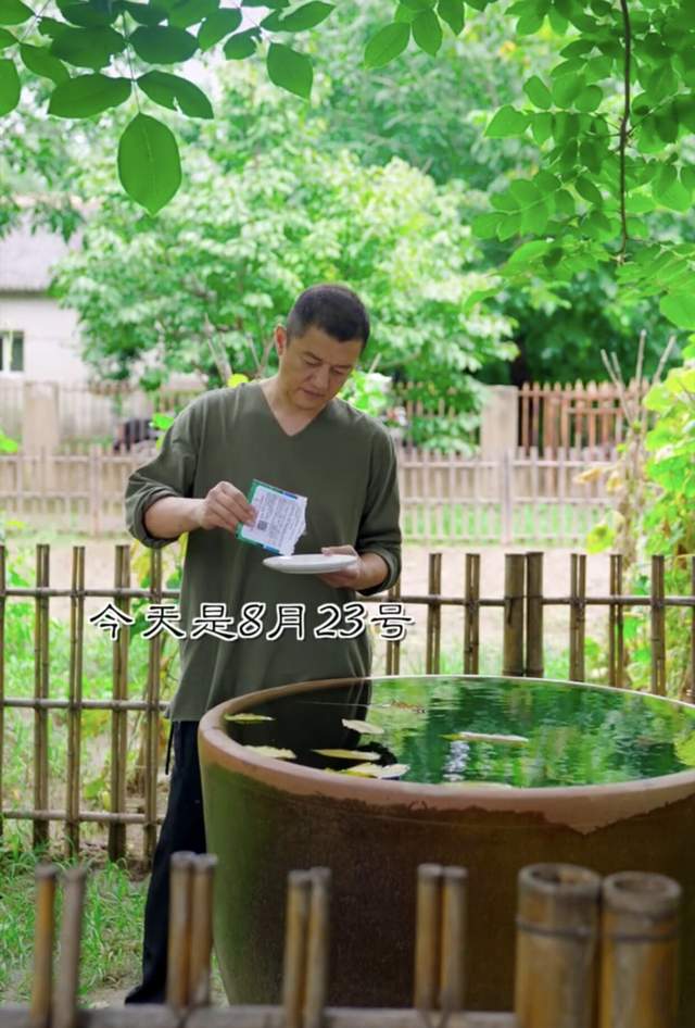 李亚鹏|49岁李亚鹏近况曝光干农活！赤脚进泥田汗如雨下，豪宅院内如公园