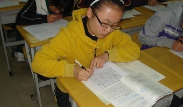 天明情感说 中学生自创“蚂蚁字体”走红，字迹好像蚂蚁爬，老师判卷全靠猜