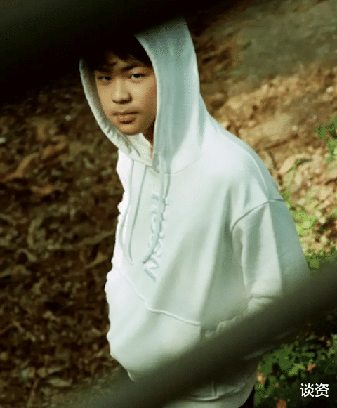 蒋勤勤|蒋勤勤14岁大儿子正面照曝光，皮肤黝黑身高优越，和陈建斌似复制粘贴