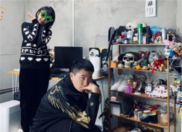 小夫妻没钱装修直接住毛坯房,却布置得超温馨!网友:这生活羡慕