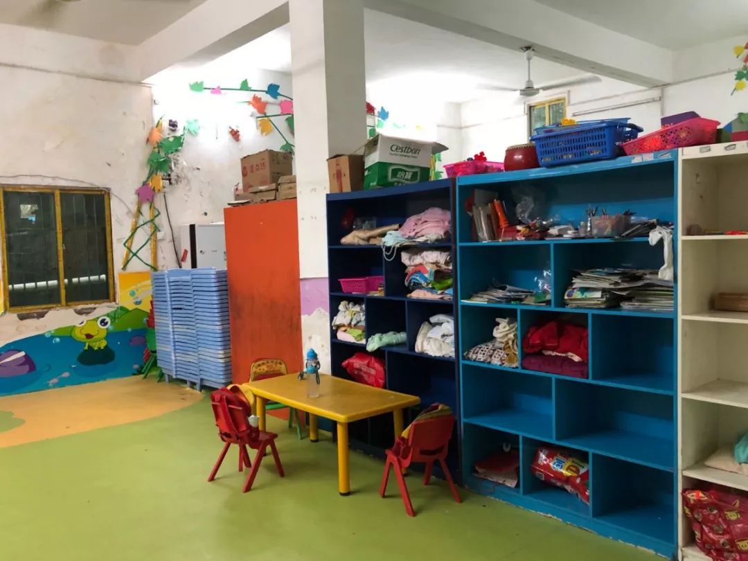 哑铃妈妈|宝妈发现自家娃的外套穿在了别家娃身上，生气地质问，老师红了脸