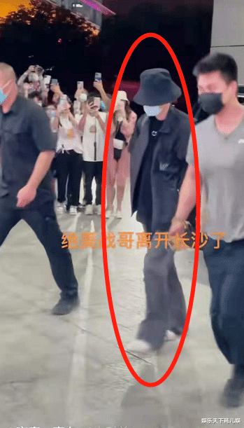 肖战|《如梦之梦》取消后肖战离开长沙，2天不换衣气质挺拔，送机粉丝超多