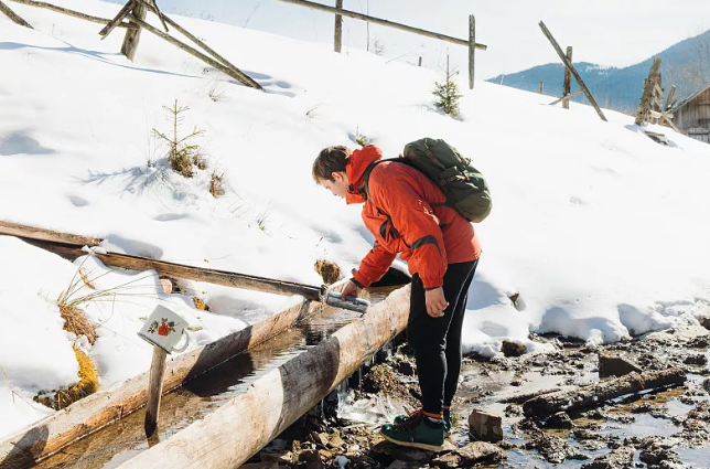 胃酸 听说不小心把蚂蟥吃进肚子里，它会在肚子里繁衍后代，是真的吗？