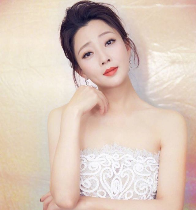 殷桃|殷桃晒泳装照，超高的颜值，完美的身材，让人很是羡慕