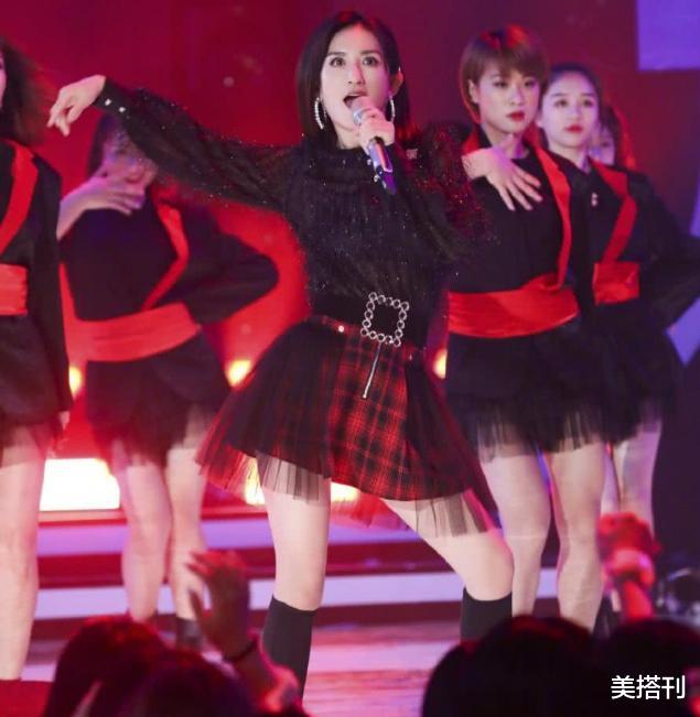 谢娜|40岁谢娜真“嫩”!产后首次回归一身女团装劲歌热舞,身材超火辣
