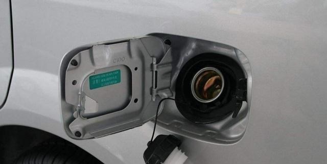 买车|车子加满油后，为啥后半箱油总不耐烧？内行人：这都不懂就别开车