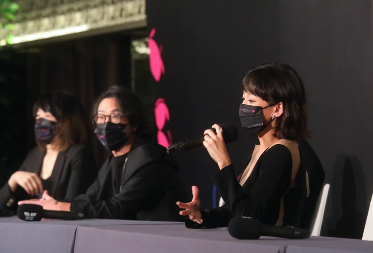 陈意涵|陈意涵挺9个月孕肚与老公现身，穿长裙气质足，四肢纤细不像孕妇