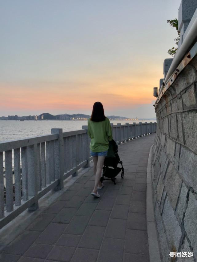 林峰|林峰一家三口海边游玩，一岁女儿胖嘟嘟好得意，发量少发色似混血