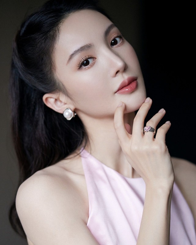 Lady变美日记 金晨为了展现好身材很用力，穿粉色裙子腰部挖两个洞，真会博眼球