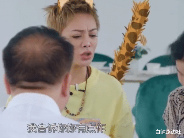 张歆艺 黄晓明就餐被偶遇！少年感十足不像是44岁，被曝给每一桌都送了菜
