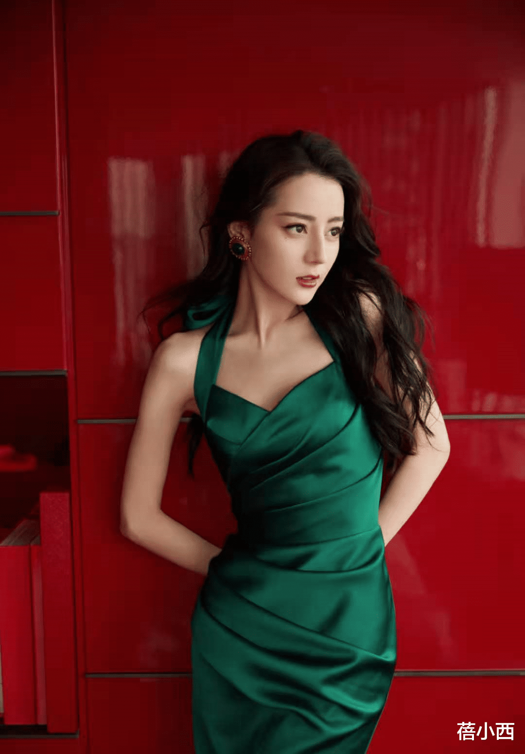 蓓小西 迪丽热巴果真是人美身材好,一袭墨绿色吊带裙,明媚动人又性感