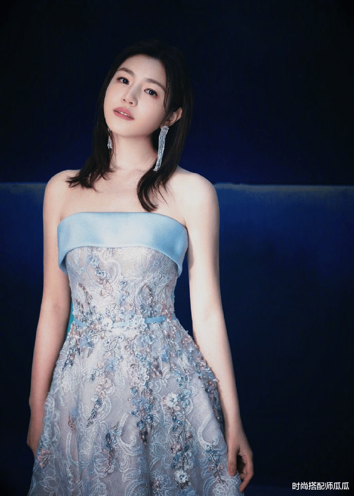 穿衣搭配|陈妍希很懂扮“小女人”，一袭蕾丝裙走红毯，身材纤细真给陈晓长脸