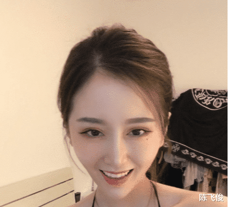 陈飞俊 “夏天的时候，女生还是不要穿肉色的衣服，我以为眼花了！