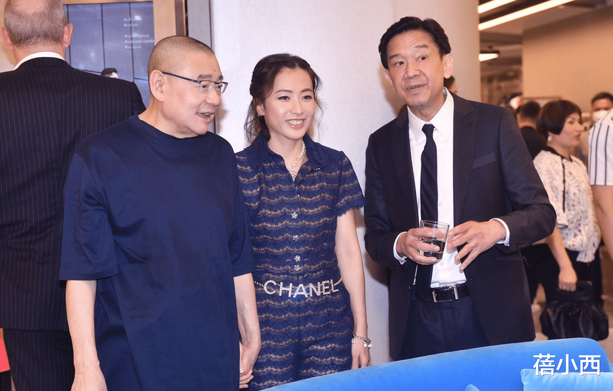 蓓小西 甘比原来这么有气质，连土味印花裙都穿出贵妇范，一点也不摆阔