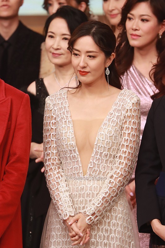 小白爱美搭 81年的唐诗咏太会“抢风头”，礼服领口开到胃，好身材一览无遗