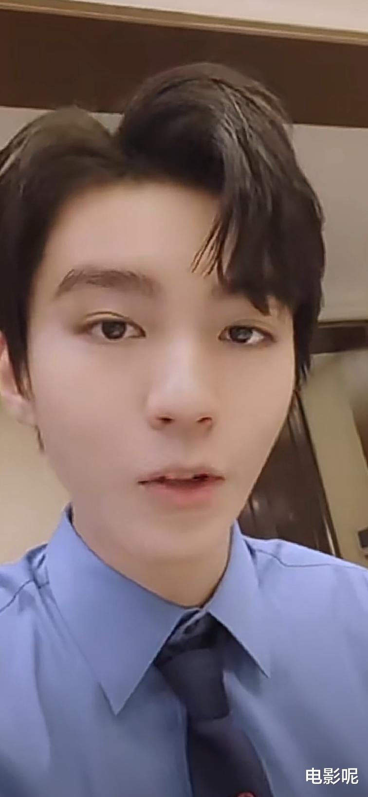 王俊凯|王俊凯春晚后台被一群女孩“生扑”,结果小凯还俯身去拥抱,酸了