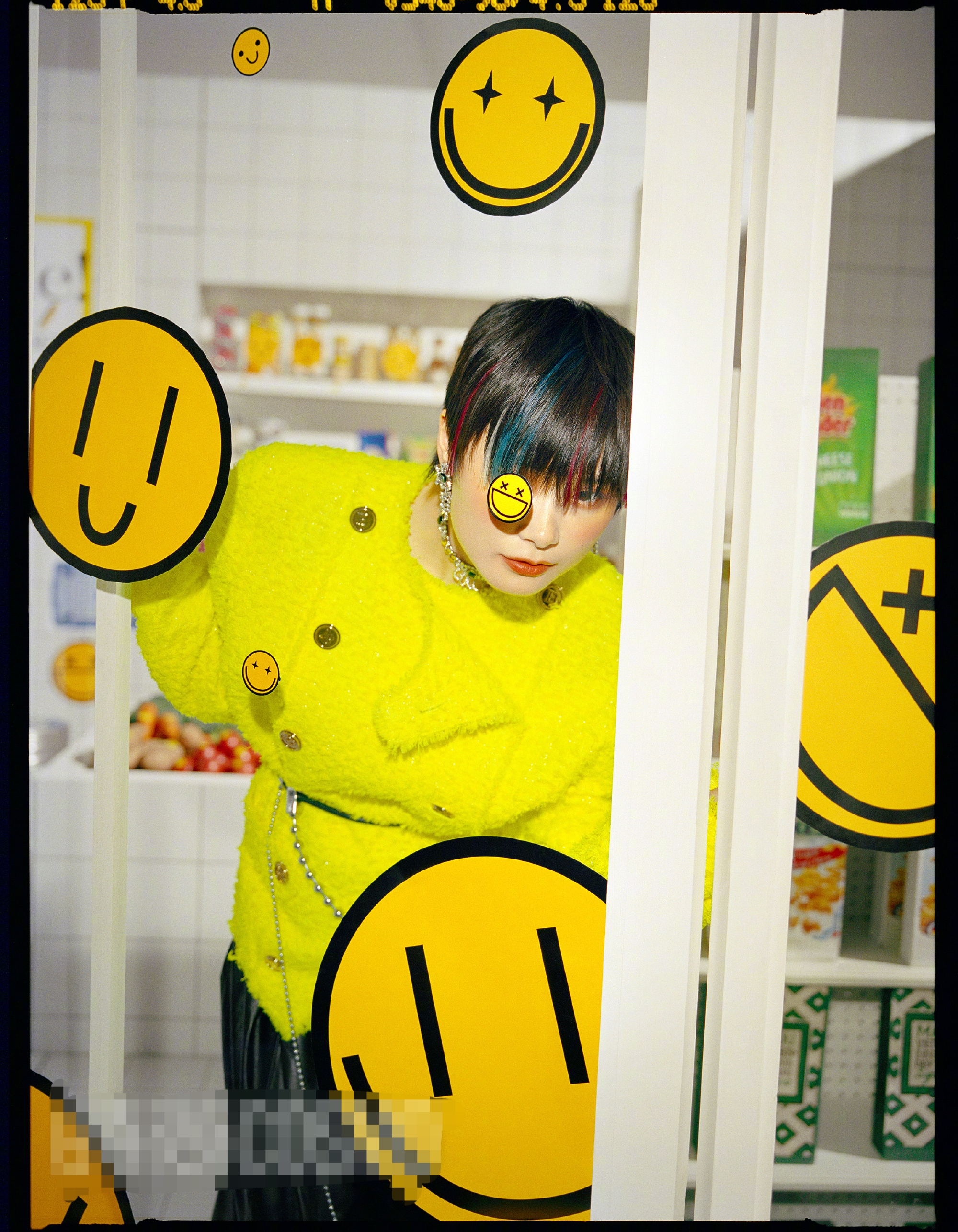 赵丽颖|李宇春最新大片，假发戴脚上？网友：太诡异