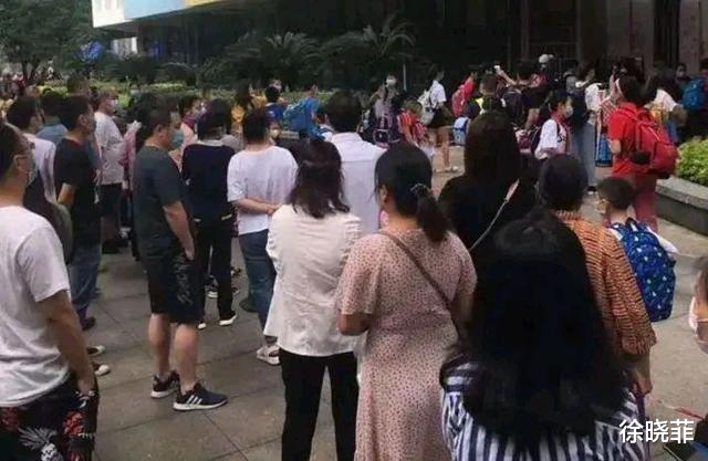 香港|河南农村男生没读大学，摆摊买2套房2辆车？直言：比大学生上班强