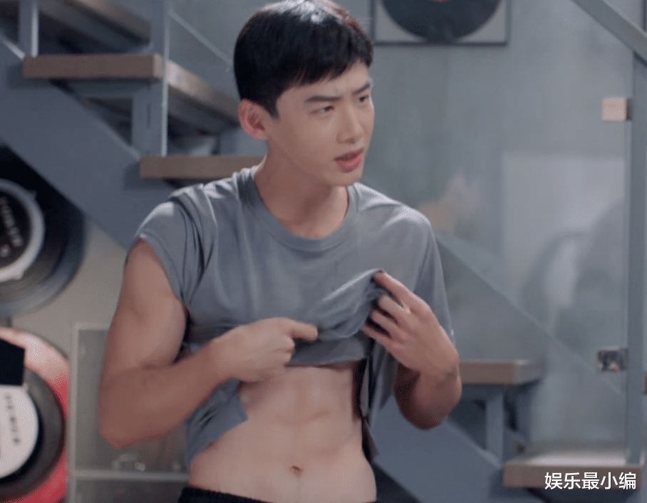 白敬亭|白敬亭电视剧给品牌打码，被网友盛赞，白敬亭露腹肌反成陪衬