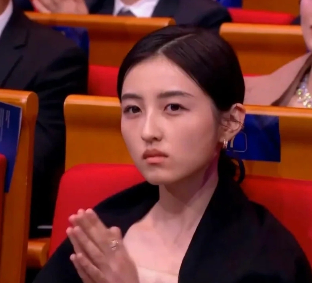 张子枫|“星辰大海”合影：张子枫站C位，张艺谋站她后面，吴宣仪流量高