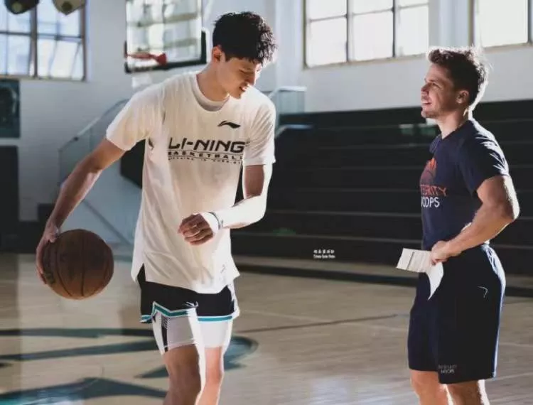 周琦|終于得分！100%命中率！曾凡博16分鐘1出手！他拼了命都要打NBA